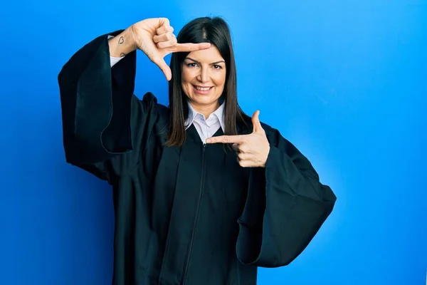 Ung Spansktalende Kvinde Iført Dommer Uniform Smilende Gør Ramme Med - Stock-foto