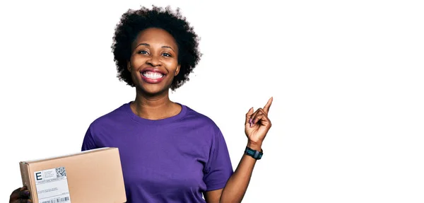 Africano Mulher Americana Com Cabelo Afro Segurando Pacote Entrega Sorrindo — Fotografia de Stock