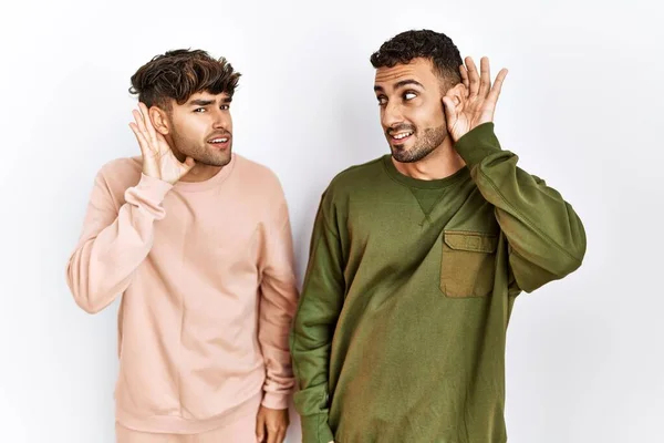 Young Gay Couple Standing Isolated White Background Smiling Hand Ear — Stok fotoğraf