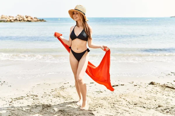 Jovem Cuacasian Menina Sorrindo Feliz Vestindo Biquíni Praia — Fotografia de Stock