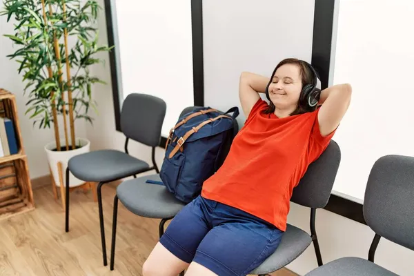 Bruneta Žena Downovým Syndromem Sedí Sluchátkách Čekárně — Stock fotografie