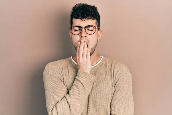 Junge Hispanische Mann Lässiger Kleidung Und Brille Gelangweilt Gähnend Müde — Stockfoto