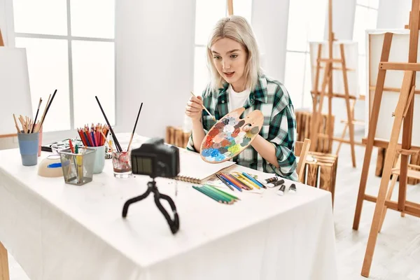 Genç Ressam Kız Mutlu Resim Çiziyor Sanat Atölyesindeki Masa Başı — Stok fotoğraf