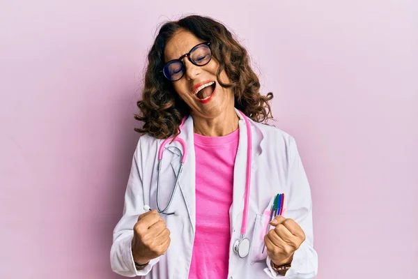 Mujer Hispana Mediana Edad Vistiendo Uniforme Médico Gafas Muy Contentos —  Fotos de Stock