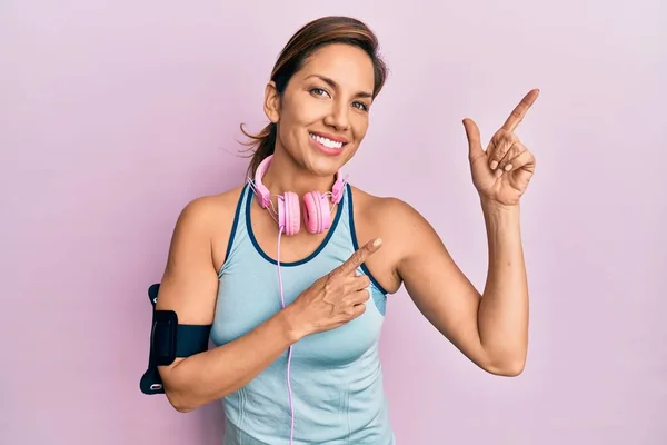 Mujer Latina Joven Usando Ropa Gimnasio Usando Auriculares Sonriendo Mirando — Foto de Stock