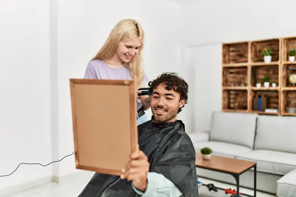 Jovem Mulher Cortando Cabelo Para Namorado Casa — Fotografia de Stock