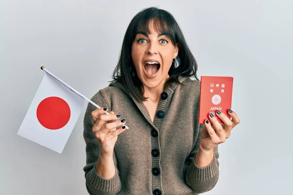 Ung Latinamerikansk Kvinna Håller Japansk Flagga Och Pass Firar Galen — Stockfoto