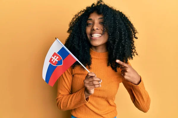 Afrikansk Amerikansk Kvinna Med Afro Hår Håller Slovakiska Flaggan Ler — Stockfoto