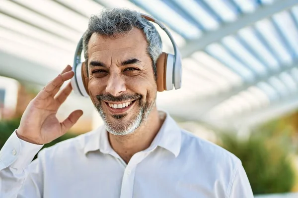 Middelbare Leeftijd Grijsharige Man Glimlachend Gelukkig Met Behulp Van Koptelefoon — Stockfoto