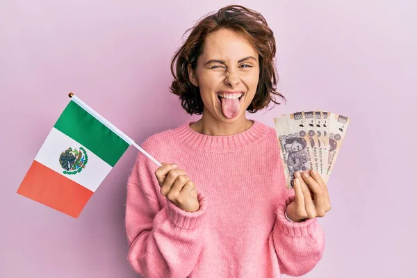 Joven Morena Sosteniendo Bandera Mexicana Billetes Mexicanos Sacando Lengua Feliz — Foto de Stock