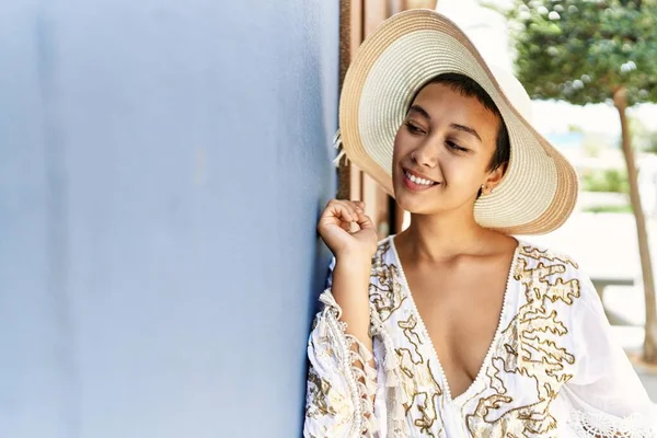Junge Hispanische Frau Lächelt Selbstbewusst Mit Sommerhut Auf Der Straße — Stockfoto