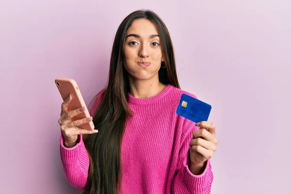 Junges Hispanisches Mädchen Mit Smartphone Und Kreditkarte Das Mit Lustigem — Stockfoto