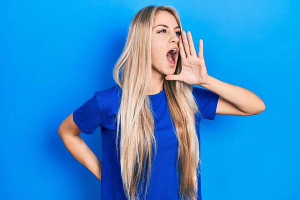 Giovane Bella Donna Caucasica Indossa Casual Shirt Blu Urlando Urlando — Foto Stock