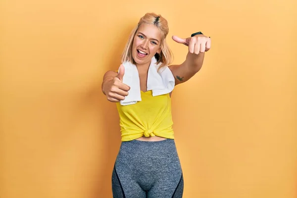 Vacker Blond Sport Kvinna Bär Träningskläder Godkänna Gör Positiv Gest — Stockfoto