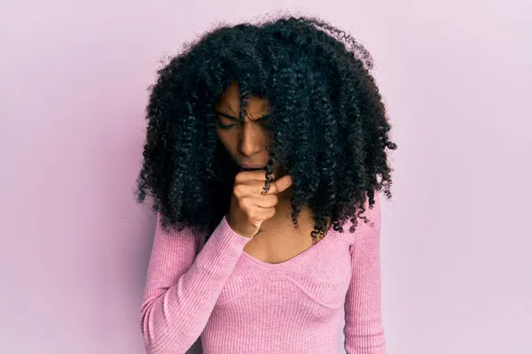 Африканская Американка Афроволосами Розовой Рубашке Чувствует Себя Нездоровым Кашляет Симптом — стоковое фото