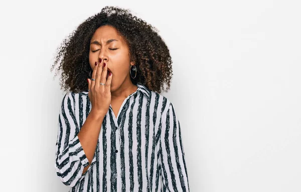 Jovem Afro Americana Vestindo Roupas Casuais Entediado Bocejo Cansado Cobrindo — Fotografia de Stock