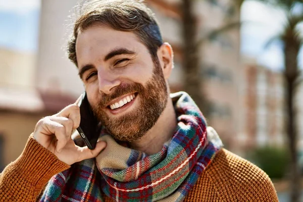 Caucásico Hombre Con Barba Teniendo Una Conversación Hablando Por Teléfono —  Fotos de Stock