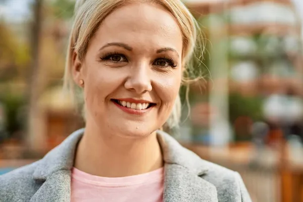 Joven Mujer Negocios Rubia Sonriendo Feliz Pie Ciudad —  Fotos de Stock