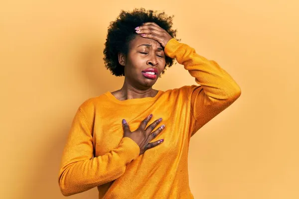 Ung Afrikansk Amerikansk Kvinna Bär Casual Kläder Röra Pannan För — Stockfoto