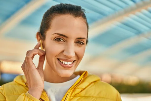 Joven Chica Hispana Sonriendo Feliz Usando Auriculares Ciudad — Foto de Stock