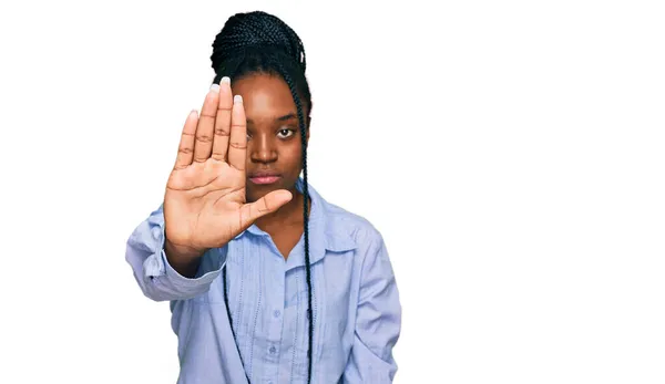 穿着休闲装的年轻的非洲裔美国女人停止了手心歌唱 用消极而严肃的手势警告人 — 图库照片
