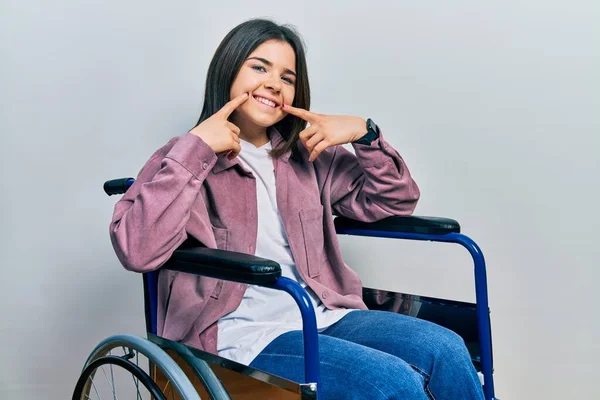Junge Brünette Frau Sitzt Rollstuhl Und Lächelt Mit Offenem Mund — Stockfoto