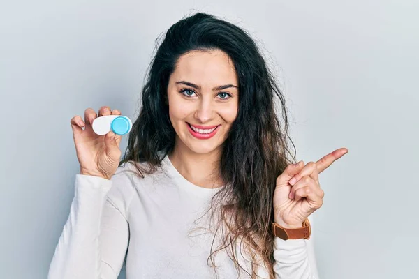 Ung Latinamerikansk Kvinna Med Kontaktlinser Som Ler Glad Pekar Med — Stockfoto