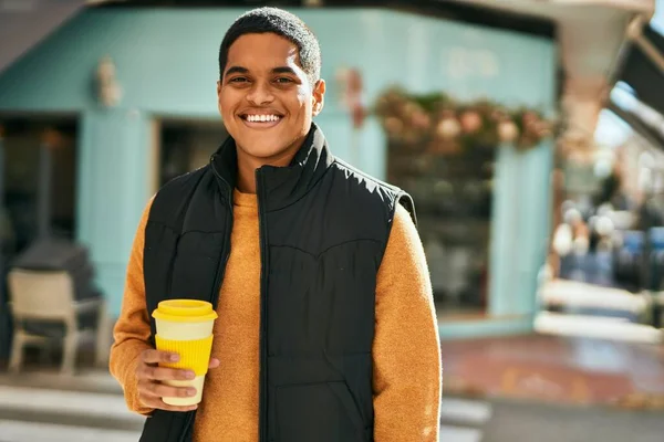 年轻的拉丁裔男子在城里高兴地喝咖啡 — 图库照片