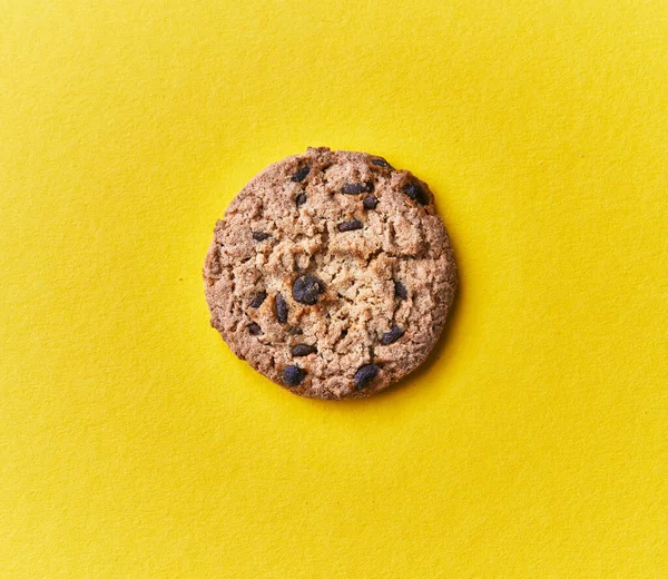黄色の背景においしいチョコレートクッキー — ストック写真