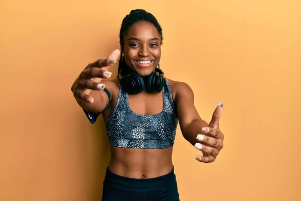 Mujer Afroamericana Con Pelo Trenzado Usando Ropa Deportiva Brazalete Mirando —  Fotos de Stock