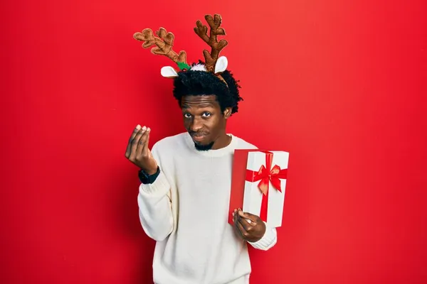 Молодой Африканский Американец Рождественской Шляпе Подарком Делает Итальянский Жест Уверенным — стоковое фото