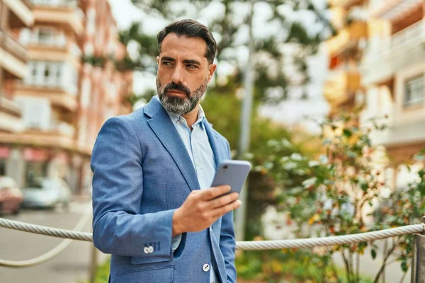 Middelbare Leeftijd Zakenman Met Serieuze Expressie Met Behulp Van Smartphone — Stockfoto