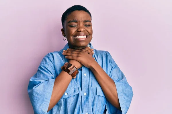 Jonge Afro Amerikaanse Vrouw Draagt Casual Kleding Schreeuwend Verstikkend Omdat — Stockfoto