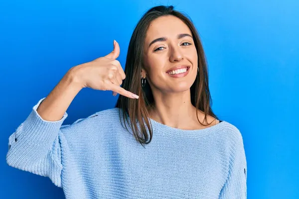 Menina Hispânica Jovem Vestindo Roupas Casuais Sorrindo Fazendo Gesto Telefone — Fotografia de Stock