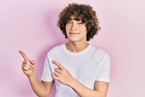 Hombre Joven Guapo Con Camiseta Blanca Casual Sonriendo Mirando Cámara — Foto de Stock