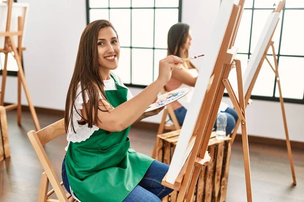 Sanat Okulunda Resim Yaparken Gülümseyen Iki Latin Öğrenci — Stok fotoğraf