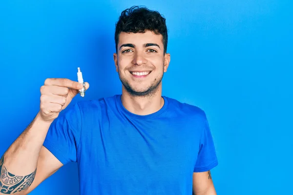 Jonge Latijns Amerikaanse Man Met Bougie Kijken Positief Gelukkig Staan — Stockfoto