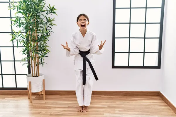 Ung Latinamerikansk Flicka Klädd Karate Kimono Och Svart Bälte Galen — Stockfoto