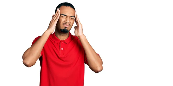 年轻的非洲裔美国人头戴休闲马球 因为压力头疼 偏头痛 — 图库照片