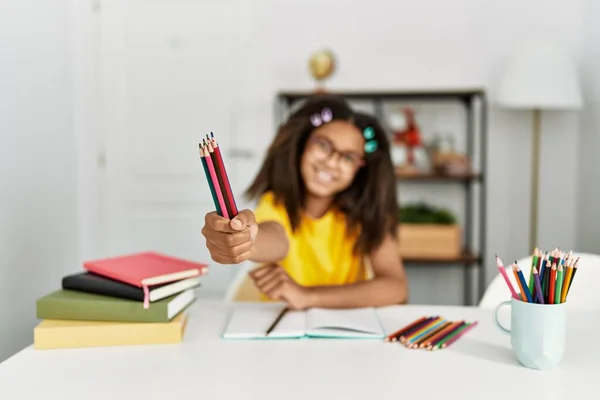 Afrikaans Amerikaans Meisje Doen School Huiswerk Holding Potloden Thuis — Stockfoto