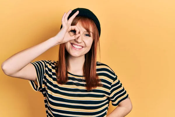 Redhead Young Woman Wearing Wool Cap Smiling Happy Doing Sign — Foto Stock