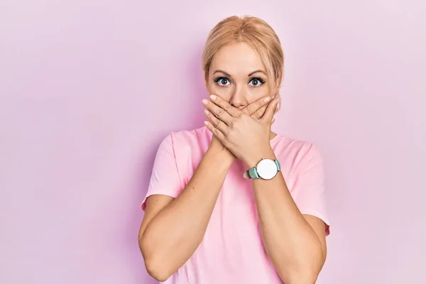 Jonge Blonde Vrouw Draagt Casual Roze Shirt Geschokt Bedekken Mond — Stockfoto