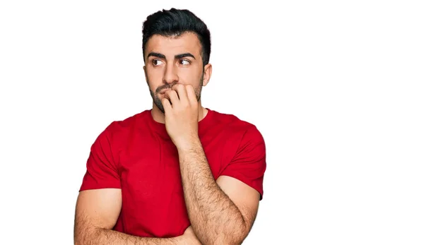 Hombre Hispano Con Barba Vistiendo Camiseta Roja Casual Que Estresado — Foto de Stock