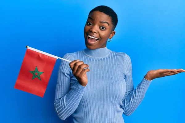 Young African American Woman Holding Morocco Flag Celebrating Achievement Happy — Stock Photo, Image
