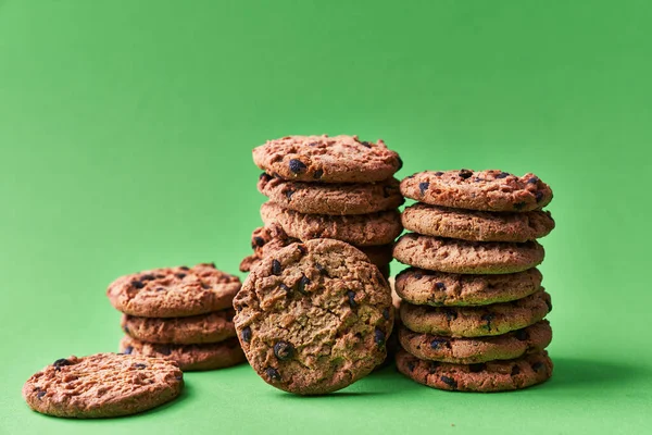 Deliciosos Biscoitos Chocolate Fundo Verde — Fotografia de Stock