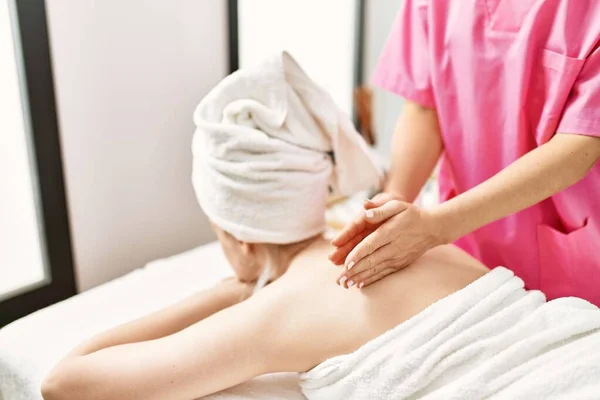 Young Caucasian Woman Reciving Back Massage Beauty Center — Stock Photo, Image