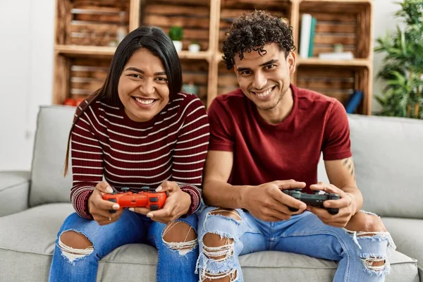 Mladý Latinský Pár Usměvavý Šťastný Hraní Videohry Sedí Pohovce Doma — Stock fotografie