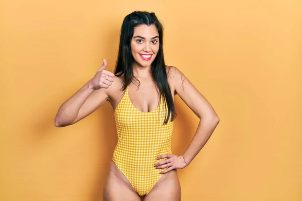 수영복을 수영하는 여자는 손으로 엄지손가락을 치켜들고 카메라 표정을 승인하는 이성공을 — 스톡 사진