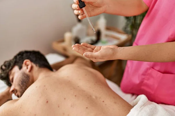 Man Reciving Back Massage Oil Beauty Center — Stock Photo, Image