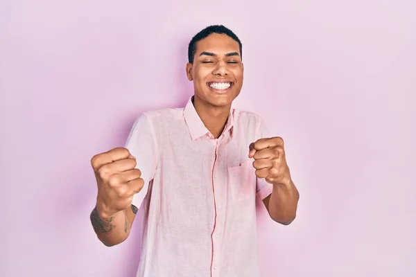 Junger Afrikanisch Amerikanischer Typ Lässiger Kleidung Sehr Glücklich Und Aufgeregt — Stockfoto